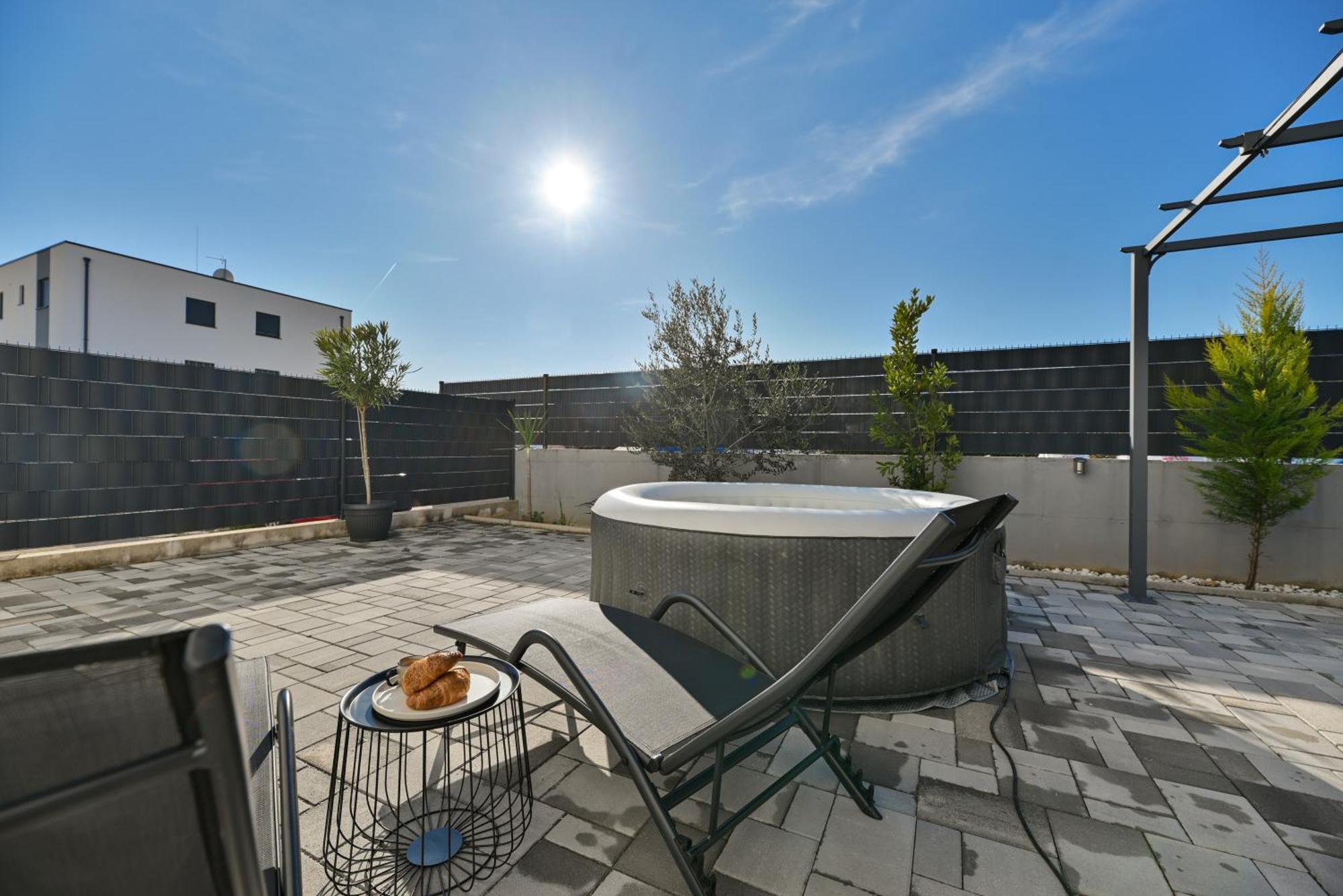 Luxury Apartment With Garden Jacuzzi And Wellness Trogir Exterior foto