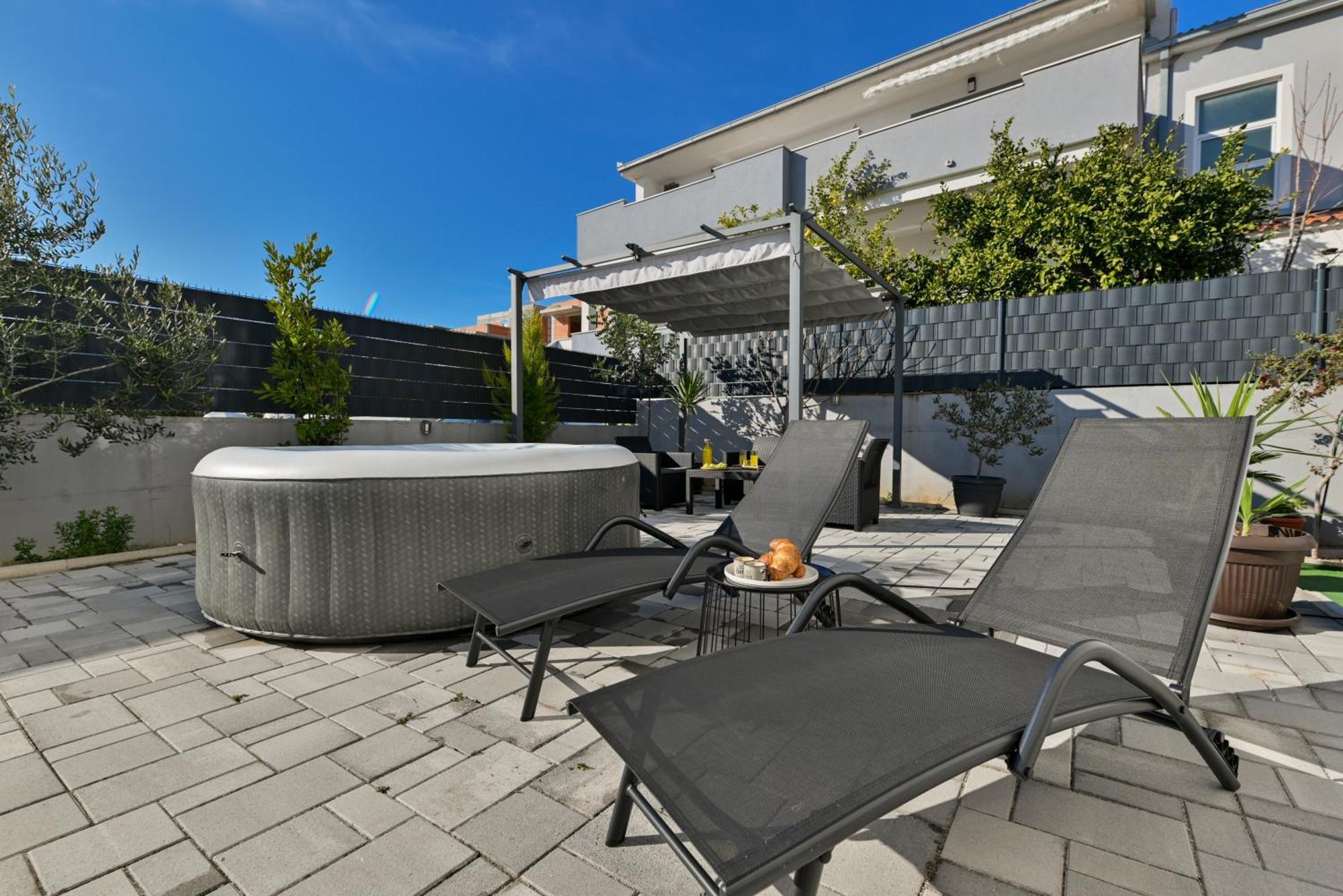 Luxury Apartment With Garden Jacuzzi And Wellness Trogir Exterior foto